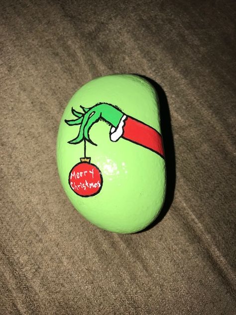 Christmas Painted Rocks Grinch, Xmas Rock Painting Ideas, Grinch Rock Painting, Christmas Rocks Painted Ideas, Winter Rocks, Story Rocks, Lady Bug Painted Rocks, Painted Rocks Ideas, Kindness Rocks Project