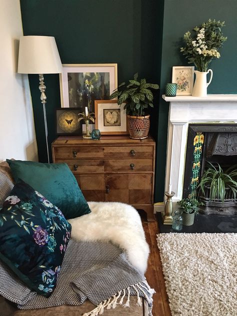 One of my first pictures of the dark green wall on my Instagram page Green Walls Living Room, Dark Green Living Room, Jade Design, Dark Green Walls, Victorian Living Room, Dark Living Rooms, Interior Vintage, Cosy Living, Cosy Living Room