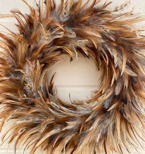 Turkey Feather Wreath Diy, Chicken Feather Wreath, Pheasant Feather Decor, Cottage Decor Kitchen, Feather Wreaths, Summer Door Decorations, Birds Feathers, Cowboy Crafts, Chicken Feathers