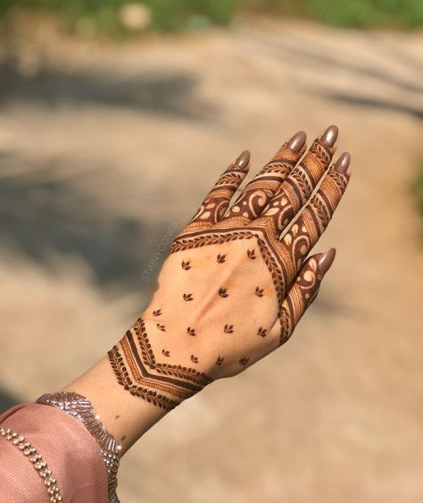 Henna Crown, Crown Tattoos For Women, Elegant Henna, Crown Tattoos, Short Mehndi Design, Trending Summer Nails, Simple Mehendi Designs, Indian Mehndi Designs, Henna Tattoo Kit