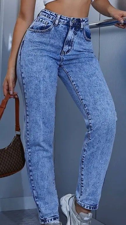 Mon Jeans Outfits, Pantalones Mom Jeans, Jeans Mom Outfit, Mommy Jeans, Pretty Jeans, Jeans Trend, Jeans Outfit Women, Jeans Woman, Moda Jeans