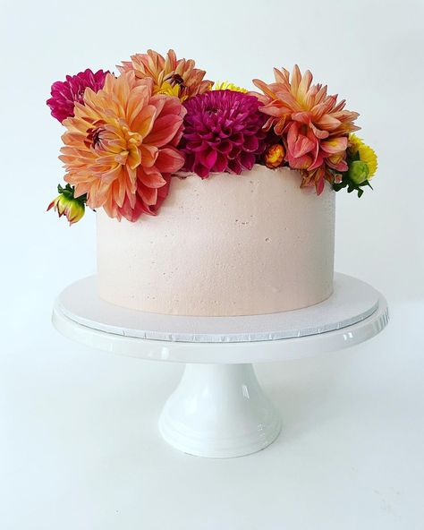 Dahlia Cake Flowers, Wedding Cake With Dahlias, Round Cake With Flowers, Wedding Cake Dahlia, Cake Covered In Flowers, Dahlia Wedding Cake, Dahlia Cake, Taco Cake, Flower Cake Topper