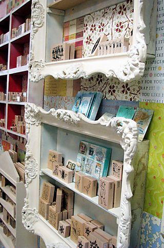 11 Ideas for Displaying Your Crafts & Cards | Luvin Stampin Repurposed Picture Frame Ideas, Scrapbooking Rooms, Cadre Photo Diy, Frame Projects, Recycle Crafts Diy, Picture Frame Crafts, Old Picture Frames, Dream Craft Room, Vendor Booth