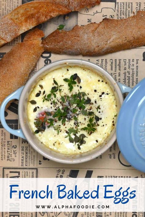 French baked eggs in the oven (shirred eggs/ oeuf en cocotte) combine eggs in a ramekin with cream and cheese for a hearty breakfast/brunch! Eggs In Cocotte, Eggs Cocotte Recipe, Baked Eggs Oven, Ramekin Eggs, Baked Eggs In Ramekins, French Baked Eggs, Eggs Muffins, Steam Eggs, Eggs In The Oven