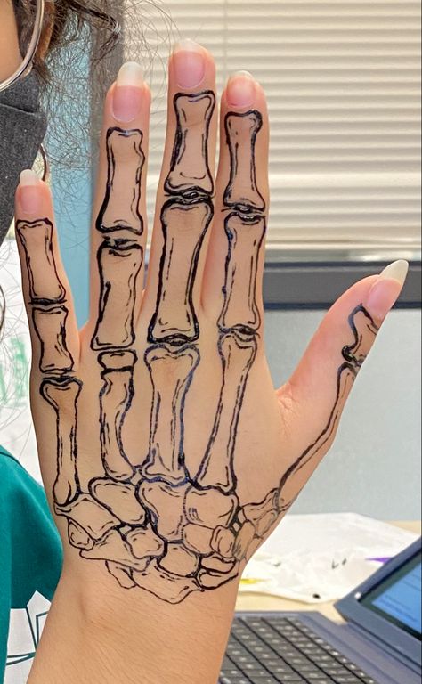 Skeleton Hand Sharpie, Hand Doodles Skeleton, Skeleton Drawing On Hand Easy, How To Draw Skeleton On Hand, Drawing Ideas Skeleton Hand, Skeleton Hand Design, Hand Drawing Bones, Skeleton Hand Paint, Draw Bones On Hand