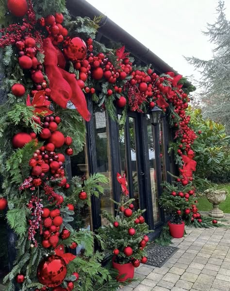 Best Christmas Decorations, Christmas Entry, Christmas Displays, Christmas Decoration Ideas, Christmas Tree Inspiration, Christmas Porch Decor, Christmas Themes Decorations, Indoor Christmas Decorations, Christmas Porch