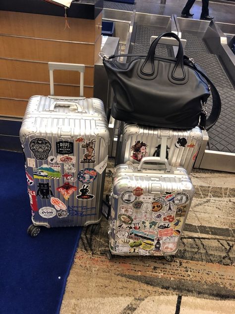 Rimowa Luggage, Suitcase Stickers, Cute Suitcases, Travel Luggage Suitcases, Cute Luggage, Airport Aesthetic, Suitcase Organization, Luxury Lifestyle Fashion, 카드 디자인