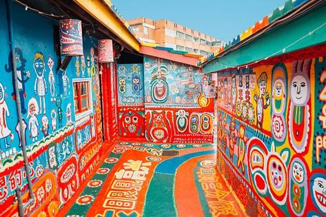 Rainbow Village Taiwan, Chinese Pop Art, Taiwan Photography, Abandoned Train Station, Taichung Taiwan, East Side Gallery, Travel Pose, World Most Beautiful Place, Abandoned Train