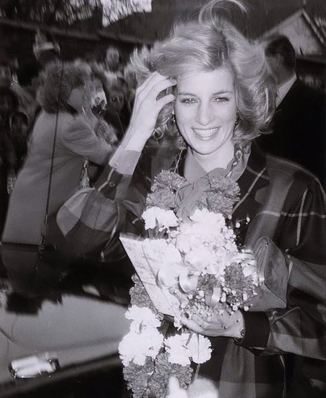 Princess Diana Hair, Princess Diana Rare, Princess Diana Fashion, Princess Diana Photos, Princess Diana Family, Princess Diana Pictures, English Royalty, Princes Diana, Diana Fashion