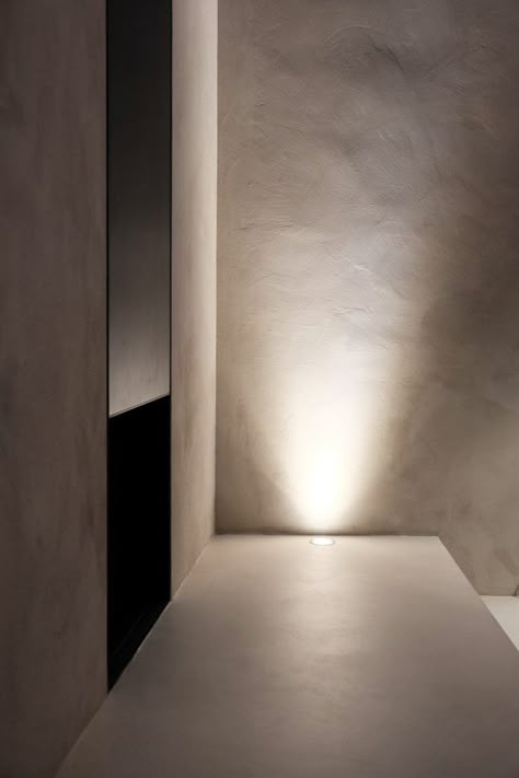 Facade Lighting House, Uplighting Interior, Interior Uplighting, Wall Uplight, Concrete Wall Lighting Exterior, Plaster In Led Lighting, Minimal Staircase, Light Concept, Joshua Tree House