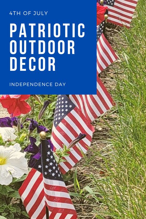 Patriotic outdoor decoration for the garden, house, yard or as a gift. We can show our appreciation for the service and sacrifice of military personnel by displaying patriotic decor. Memorial Day Yard Decor, Patriotic Flower Arrangements, Patriotic Outdoor Decor, Bench Area, Small American Flags, Patriotic Flowers, Fourth Of July Decorations, House Yard, Patriotic Decor