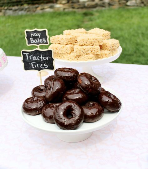 Farm Party Foods, Scalloped Cake Stand, Scalloped Cake, Krispy Kreme Donuts, Cow Baby Showers, Party Cupcakes, Birthday Donuts, Pretty Cupcakes, Cow Birthday