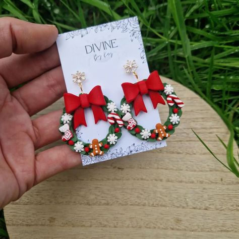 This year's Christmas wreath earrings are something else 😍 4 designs too choose from, I know I've not made it easy for you all to pick. 🤣 8pm Tonight these beauties head to my shop. Wreath Clay Earrings, Polyclay Earrings, Christmas Wreath Earrings, Mini Sculptures, Xmas Earrings, Wreath Earrings, Polymer Clay Flower Jewelry, Diy Earrings Polymer Clay, Diy Jewelry Tutorials