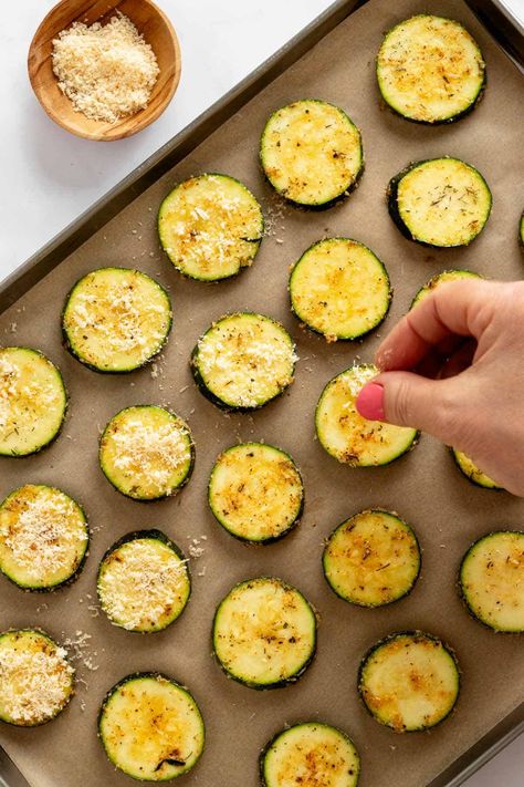 Baked Parmesan Zucchini Slices With Seasoning (No Breading) Sliced Zucchini Recipes Baked, Zuccini Slice, Sliced Zucchini Recipes, Zucchini Spears, Baked Zucchini Parmesan, Baked Parmesan Zucchini, Zucchini In The Oven, Zucchini Cheddar, Baking With Olive Oil