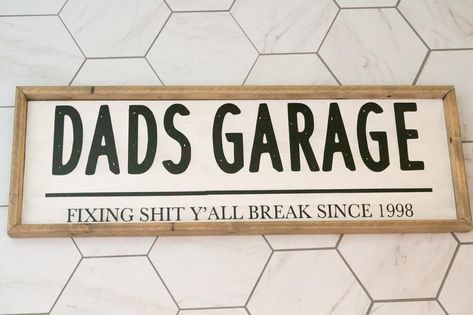 Diy Garage Signs Ideas, Cricut Signs For Garage, Funny Garage Signs, Dads Workshop Sign Diy, Father’s Day Signs, Diy Father’s Day Wood Gifts, Garage Quotes, Dads Garage Sign, Wall Decals Laundry