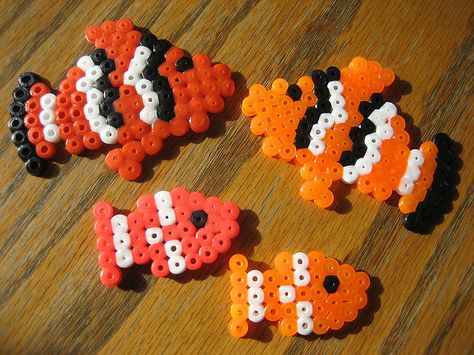 Perler Beads School of Fish Hama Beads Animals, Perler Bead Designs, Perler Beads Ideas, Hamma Beads Ideas, Easy Perler Bead Patterns, Melty Bead Patterns, Pearl Beads Pattern, Easy Perler Beads Ideas, School Of Fish