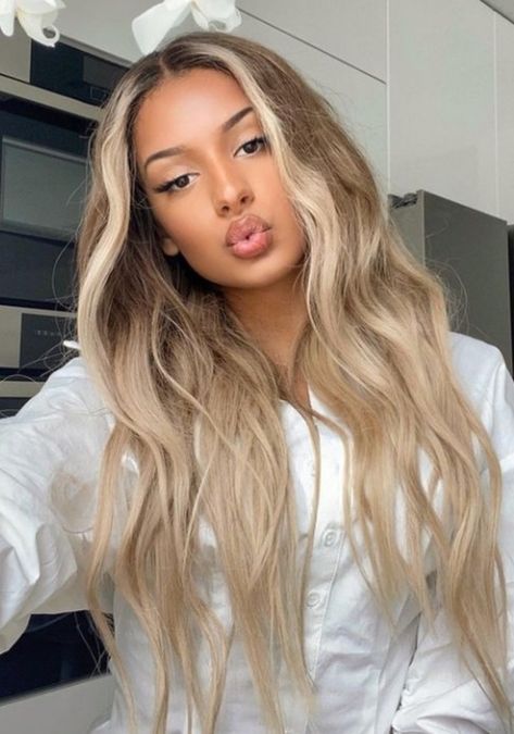 Sombre Hair Blonde Balayage, Short Bangs Haircut, Blonde With Brown Highlights, Pool Day Hair, Brown Skin Blonde Hair, Ladies Short Hair, Hair Color For Brown Skin, Bangs Haircut, Sombre Hair