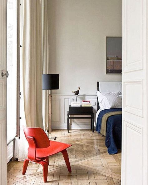 Minimalist Dekor, Red Chair, Retro Interior, Minimalist Home Decor, Minimalist Living, Contemporary Bedroom, Minimalist Interior, Minimalist Living Room, Minimalist Bedroom