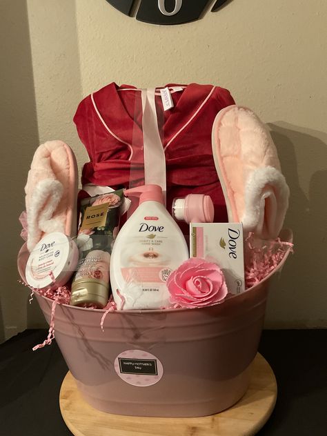 Gift Basket Pink Theme, Boujee Gift Basket, Christmas Gift Baskets For Mom, Burr Basket Ideas For Mom, Gift Basket For Mom Christmas, Robe Gift Basket Ideas, Women Day Ideas Creative Diy Gifts, Burr Basket For Mom, Mom's Birthday Ideas