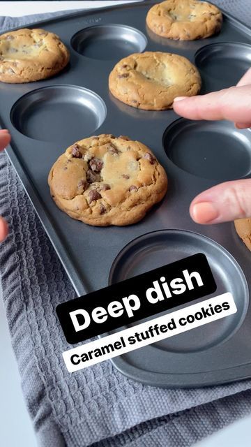 Deep Dish Caramel Cookie, Carmel Delight Cookies, Deep Dish Chocolate Chip Cookies, Deep Dish Cookies Recipe, Deep Dish Cookie Recipe, Deep Dish Cookies, Deep Dish Chocolate Chip Cookie, Cookies Crumble, Caramels Recipe