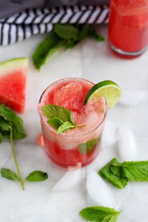 Sweet Watermelon Mint Summer Spritzer - thewoodenskillet.com #summerspritzer #watermelon #spritzer Watermelon Spritzer, Wooden Skillet, Healthy Summer Drinks, Spritzer Recipes, Easy Mocktail Recipes, Fourth Of July Recipes, Lime Slice, Watermelon Drink, Pink Watermelon