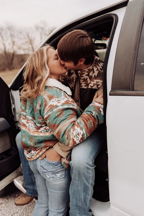 Western Boyfriend And Girlfriend Pictures Country, Holding Hand Pictures, Cute Couple Pics Western, Cute Country Couples Pictures, Spicy Country Couple Photos, Western Relationship Goals, Couple Western Goals, Cute Western Couple Pictures, Country Couple Pictures Summer