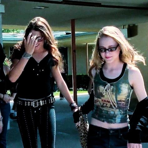 Evie Zamora Thirteen, Thirteen Movie Outfits, Tracy Freeland, Thirteen 2003, Evie Zamora, Thirteen Movie Aesthetic, Thirteen Movie, 2000s Punk, Grunge Couple