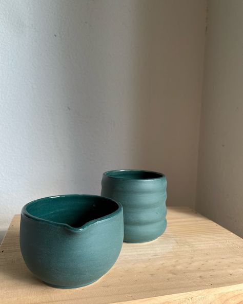 green matcha bowls and mug Wheel Pottery Ideas, Pottery Bowl Ideas, Ceramic Glaze Ideas, Pottery Wheel Ideas, Cool Pottery, Aesthetic Pottery, Clay Glazing, Pottery Glaze, Pottery Inspo