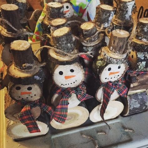 This May be the Cutest  Winter Decor Idea You'll See This Season. Snowman Made From Logs Snowman Christmas Trees, Log Snowman, Holiday Hot Chocolate, Baby Jars, Christmas Tree Snowman, Wood Snowman, Make A Snowman, Tree Snowman, Diy Snowman