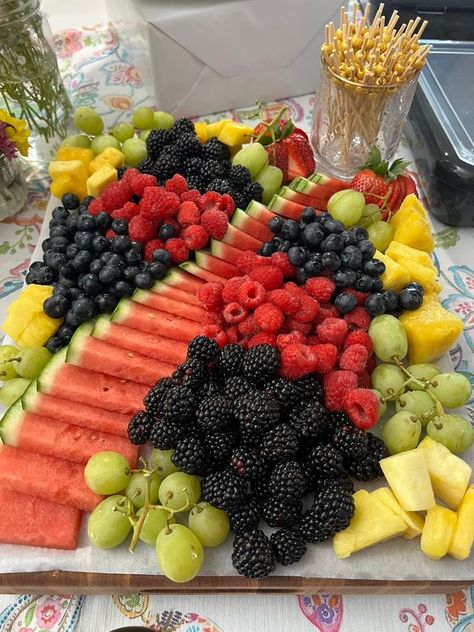 Charcuterie Masterclass! | My 1st fruit tray | Facebook Entertainment Appetizers, Fruit Tray Displays, Fruit Boards, Fruit Tables, Fruit Charcuterie, Pineapple Cupcake, Charcuterie Food, Cleaning Eating, Fruit Buffet