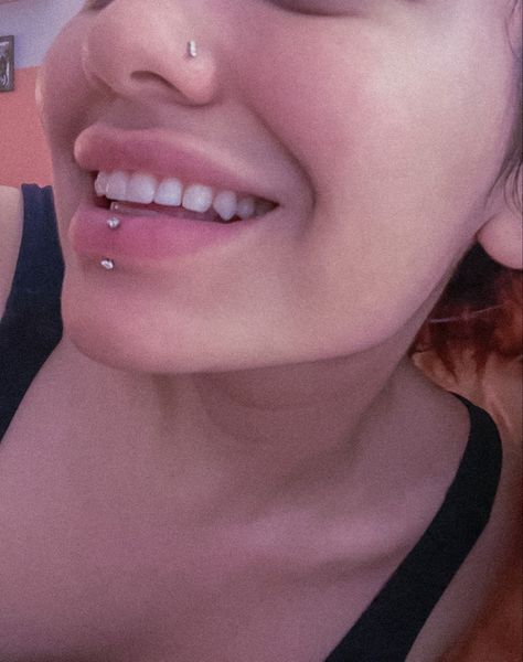 Middle Bottom Lip Piercing, Piercing Ideas Face Lip, Labret Piercing Small Lips, Lip Piercing Diamond, Small Lip Piercing, Vertical Labret Small Lips, Lip Piercing Small Lips, Facial Percinings, Lip Piercing Women