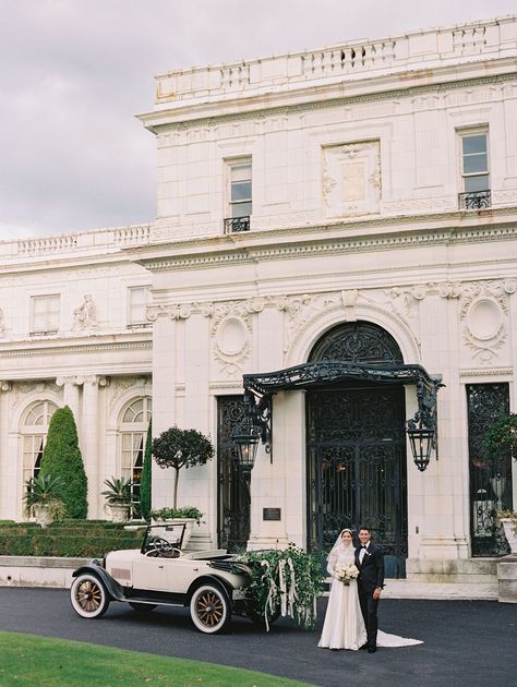 Classic coastal wedding at Rosecliff Mansion in Newport, RI Rosecliff Wedding, Rosecliff Mansion Wedding, Rosecliff Mansion, Newport Ri Wedding, Newport Rhode Island Wedding, Classic Wedding Inspiration, Beach Mansion, Newport Wedding, Classic Coastal