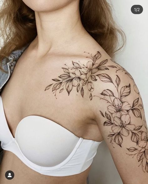 Butterfly Tattoo Back, Tattoo Back Tattoo, Feminine Shoulder Tattoos, Front Shoulder Tattoos, Shoulder Cap Tattoo, Tattoo Artist Tattoo, Floral Tattoo Shoulder, Flower Tattoo Ideas, Tattoo Back