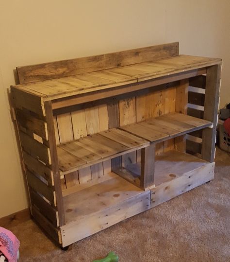 Diy Pallet Dresser, Pallet Toy Storage, Pallet Storage Ideas, Pallet Wood Dresser, Pallet Dresser, Pallet Board Shelves, Pallet Wood Bookcase, Pallet Basket Cabinet, Rustic Corner Shelf