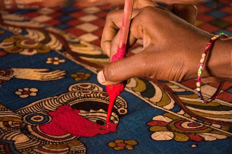 Different type of pen is made particularly to paint or color. Kalamkari Fabric, Home Decor Indian, Indian Illustration, Kalamkari Painting, Ancient Paintings, Girls Long Dresses, Traditional Wall Art, Temple Art, Unique House Design