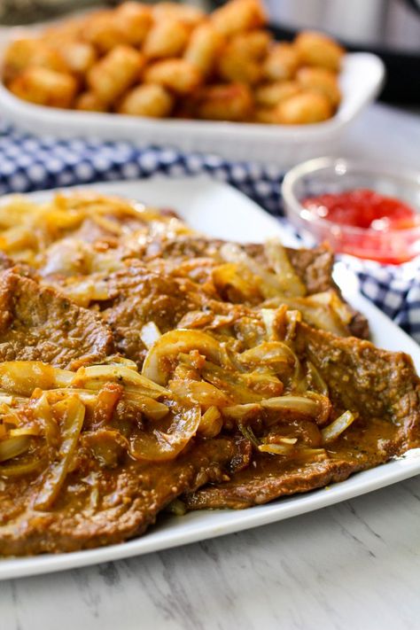 Steak And Onions Recipe, Bistec Recipe, Puerto Rican Foods, Bistec Encebollado, Mom Meals, Traditional Spanish Recipes, Steak And Onions, Boricua Recipes, Spain Food