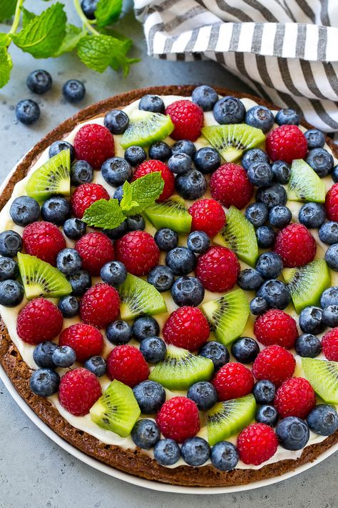 Brownie pizza topped with cream cheese frosting and fresh fruit. Fruit Pizza Frosting Recipe, Fruit Pizza Topping, Fruit Pizza Icing, Fruit Pizza Frosting, Fruit Pizza Bar, Dessert Pizza Fruit, Fruit Pizza Designs, Fruit Pizza Sugar Cookie Recipe, Fruit Pizza Crust