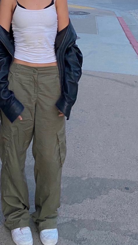 Green Cargo Pants Aesthetic, Cargo Pants Aesthetic Outfit, Pants Aesthetic Outfit, Small Top Big Pants Outfit, Style Green Cargo Pants, Small Top Big Pants, Big Pants Small Shirt, Big Pants Outfit, Cargo Pants Aesthetic