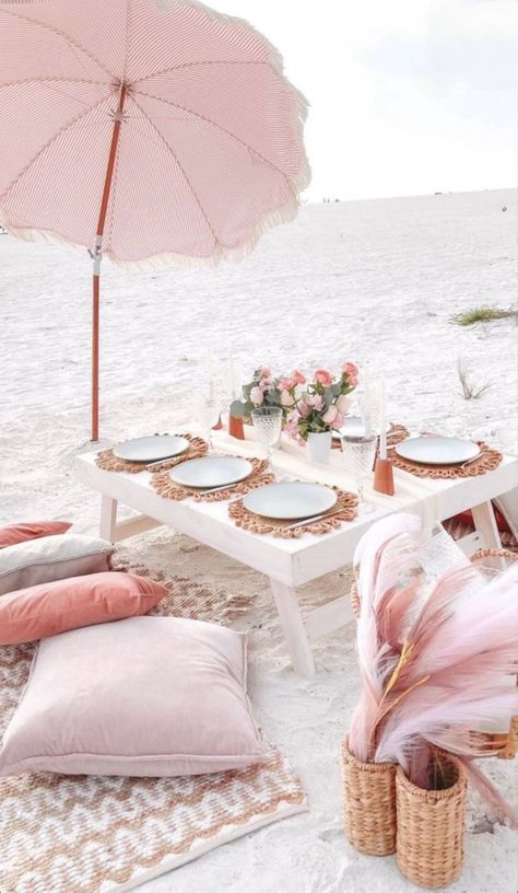 Pink Beach Party Decor, Beach Picnic Party Ideas, Pink Beach Picnic, Beach Tea Party, Beach Picnic Party, Picnic Party Decorations, Vsco Beach, Luxury Picnic, Picnic Inspiration