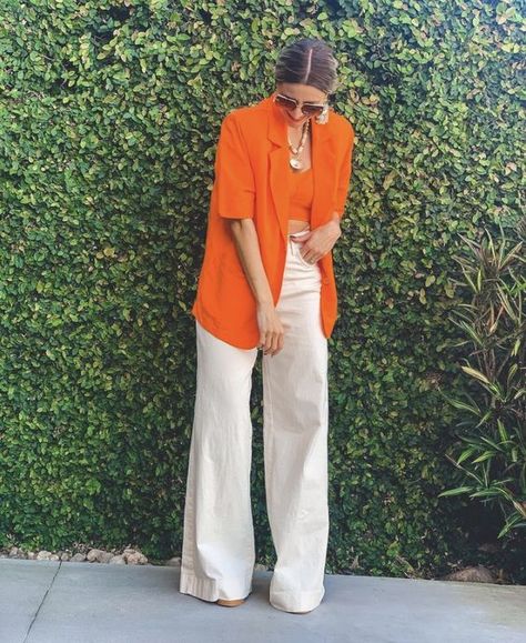 Hunter Green Monochromatic Outfit, Casual Valentine Outfits For Women, Blazer Naranja Outfits, Beige And Orange Outfit, Outfits Con Blazer Naranja, Bright Orange Outfit, Orange Shirt Outfit, Orange Blazer Outfits, Cream Colored Pants