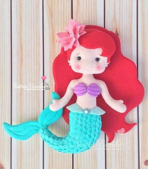 A pequena sereia em feltro com molde para imprimir + 12 ideias para decorar quarto infantil - Como Fazer Dolls Handmade Diy, Barbie Car, Felt Ornaments Patterns, Mermaid Theme Birthday, Felt Mobile, Xmas Tree Ornament, Felt Pattern, Felt Patterns, Felt Decorations