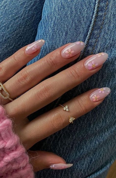 Almond Nails Inspo Spring, Round Nails Designs Summer, Biab Nails Flower, Clear With Flowers Nails, Elegant Nails Spring, Spring Nail Aesthetic, Summer Nails Inspiration Aesthetic, Minimalistic Spring Nails, Plain Pretty Nails