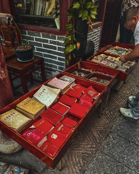 Zhujiajiao Ancient Water Town 🇨🇳🪷 Often referred to as the Venice of China, Zhujiajiao is a must for anyone Shanghai. After passing through the rural waterside homes, an array of stalls unfold containing food, drinks and every kind of trinket imaginable. Like many places in China, once the sun drops, the lanterns and bustling atmosphere of the night markets brings this serene location to life. • • • #zhujiajiao #shanghai #shanghailife #shanghaifood #shanghaicity #shanghaistreet #china #chin... Shanghai Food, Shanghai City, Fujian China, Night Market, Food Drinks, Shanghai, Venice, Lanterns, The Sun