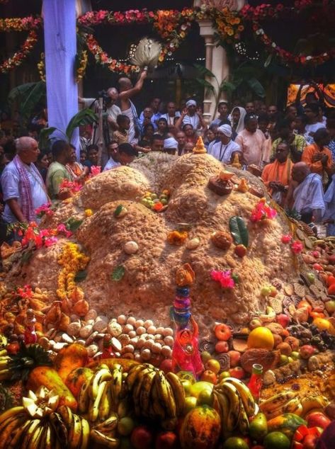 🥀🌷Govardhan Puja at Sri Vrindavan Dham... #vrindavan #uniglamindia Govardhan Puja, Vrindavan Dham, Srila Prabhupada, Fairs And Festivals, Paint Photography, Sri Krishna, Hinduism Art, Krishna Photo, Verse Art