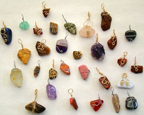 making stone and wired pendants Wrapping Stones, Wire Wrapped Stone Jewelry, Wire Wrapping Diy, Wire Wrapped Jewelry Diy, Wire Wrapped Jewelry Tutorials, Wire Jewelry Designs, Rock Jewelry, Wire Wrapping Crystals, Wire Wrapping Stones