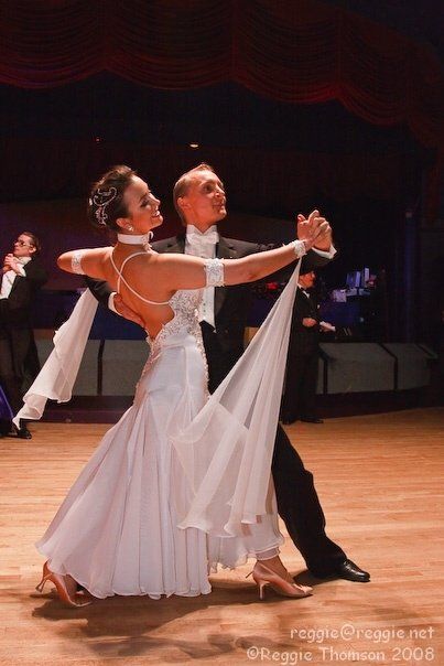 _bailes_de_salon_ Viennese Waltz, Waltz Dance, Social Dance, Ballroom Dancer, Dance Like No One Is Watching, Dance Movement, Shall We Dance, Latin Dance Dresses, Ballroom Dress