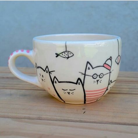 Cat Pottery Painting, Mug Designs Painted, Painting Banana, Ceramic Plates Art, Diy Mug Designs, Diy Chat, Ideas Ceramica, Diy Mugs, Pretty Mugs