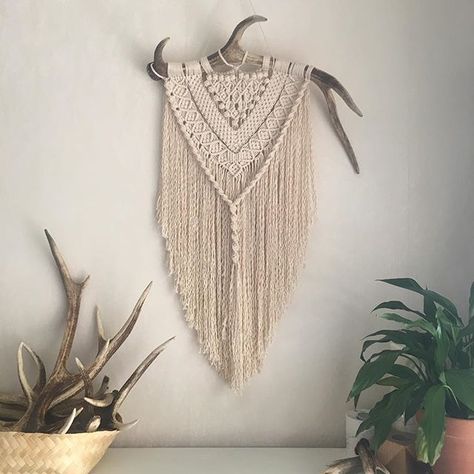 Macrame With Antlers, Deer Antler Macrame, Antler Macrame, Deer Antler Ideas, Diy Antlers, Deer Antler Crafts, Antler Ideas, Deer Antler Decor, Antler Decor