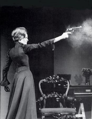 Maggie Smith in Ibsen's "Hedda Gabler", 1970. National Theatre/Cambridge Theatre. Directed by Ingmar Bergman Hedda Gabler, Maggie Smith, 사진 촬영 포즈, National Theatre, Human Poses Reference, Figure Poses, Character Poses, Brigitte Bardot, 영감을 주는 캐릭터