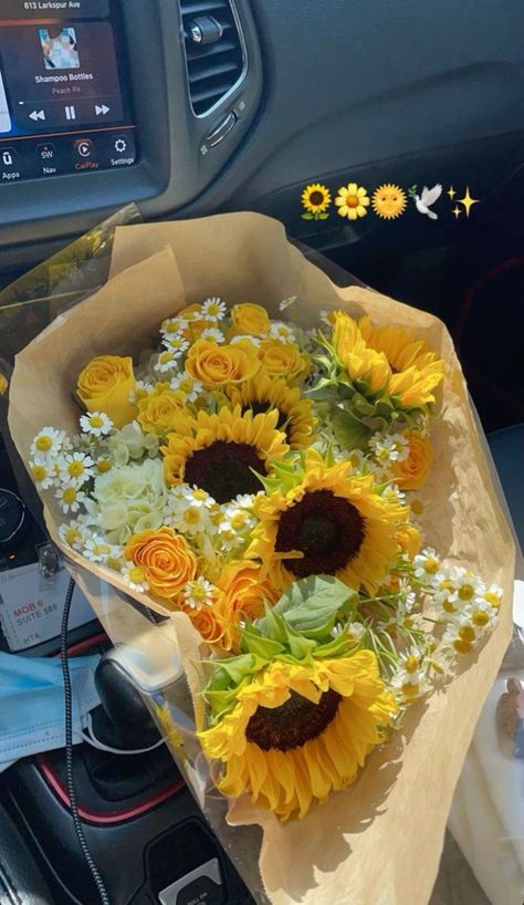 Sunflower Bouquet Aesthetic, Yellow Flowers Bouquet, Sunshine And Flowers, Sunflowers And Roses, Sunflower Party, Sunflower Arrangements, Sunflowers And Daisies, Sunflower Bouquet, Boquette Flowers